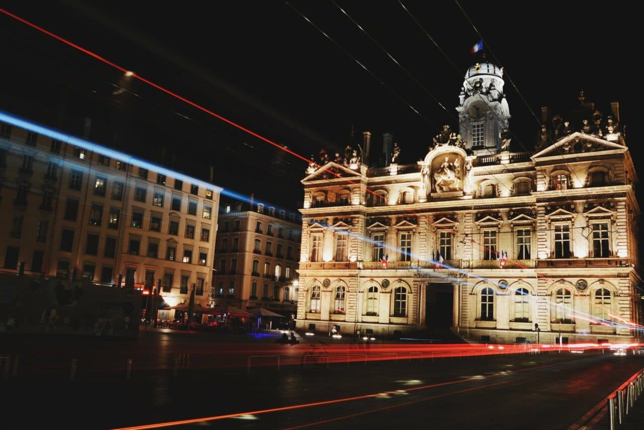 L'Hôtel de Ville et la Place des Terreaux à Lyon vue de nuit
