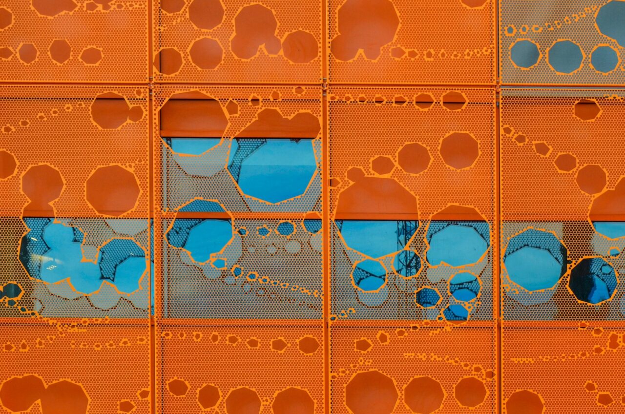 Façade du Cube Orange dans le quartier de Confluence à Lyon